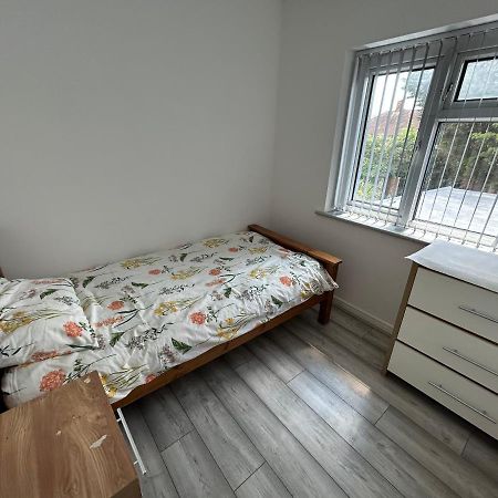 Lovely 3 Bedroom Entire Home With Street Parking - Close To Nec, Bhx Airport - Sleeps 6 Guests Ideal For Contractors & Families Birmingham Bagian luar foto