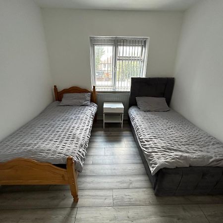 Lovely 3 Bedroom Entire Home With Street Parking - Close To Nec, Bhx Airport - Sleeps 6 Guests Ideal For Contractors & Families Birmingham Bagian luar foto