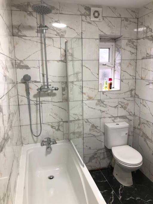 Lovely 3 Bedroom Entire Home With Street Parking - Close To Nec, Bhx Airport - Sleeps 6 Guests Ideal For Contractors & Families Birmingham Bagian luar foto