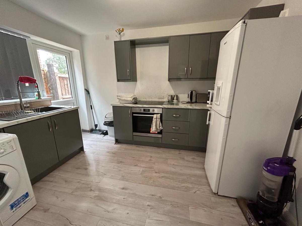 Lovely 3 Bedroom Entire Home With Street Parking - Close To Nec, Bhx Airport - Sleeps 6 Guests Ideal For Contractors & Families Birmingham Bagian luar foto